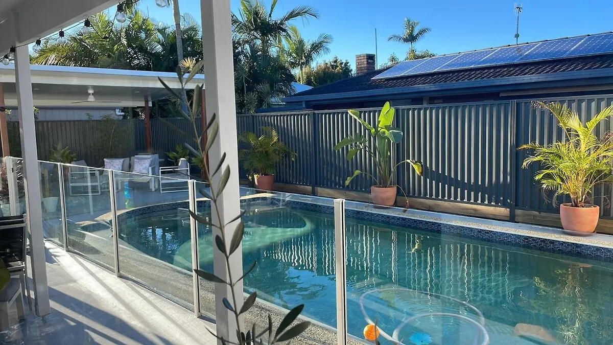Apartment Newly Renovated, Walk To Beach, Jump In Pool Gold Coast