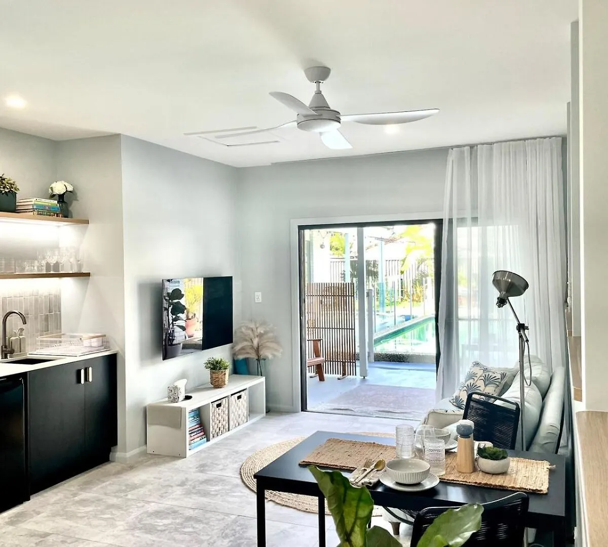 Newly Renovated, Walk To Beach, Jump In Pool Gold Coast Apartment