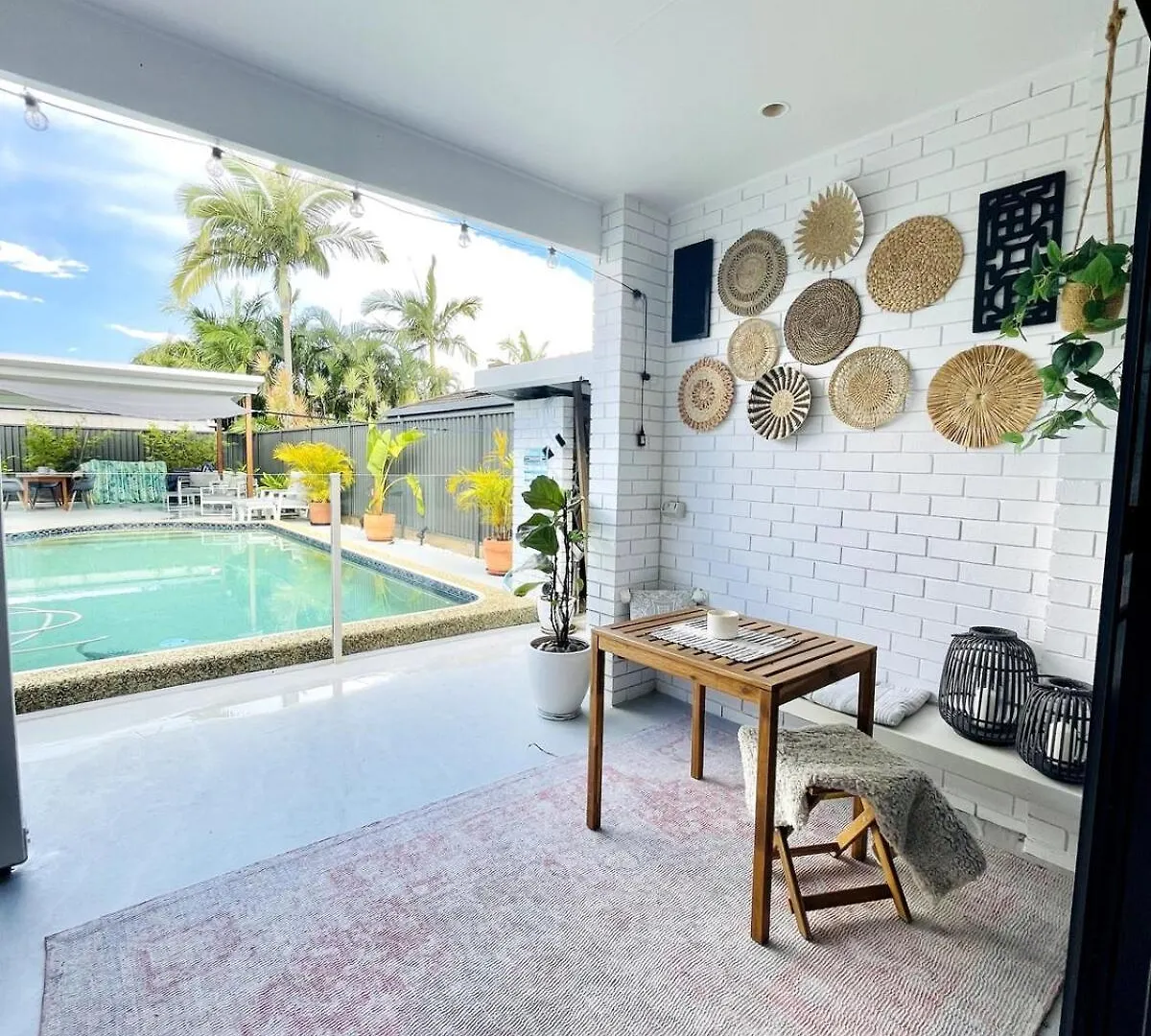 Newly Renovated, Walk To Beach, Jump In Pool Gold Coast Australia