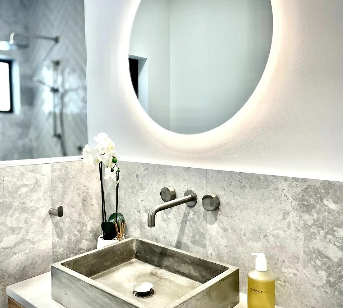 Newly Renovated, Walk To Beach, Jump In Pool Gold Coast Apartment